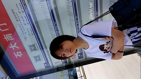 變態達人在公交站臺露出打飛機被美女發現後馬上跑了
